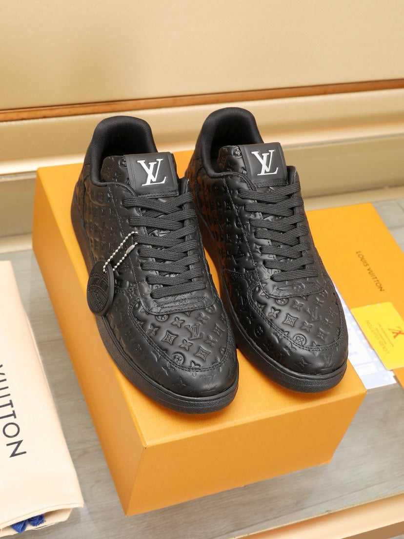 24 New Luxury V Sneakers 0424083005