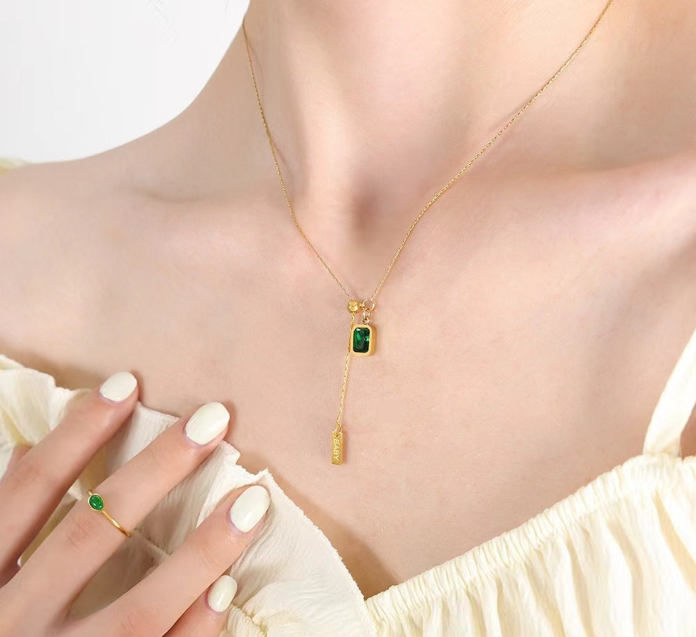 A green necklace with tassels 2025081214