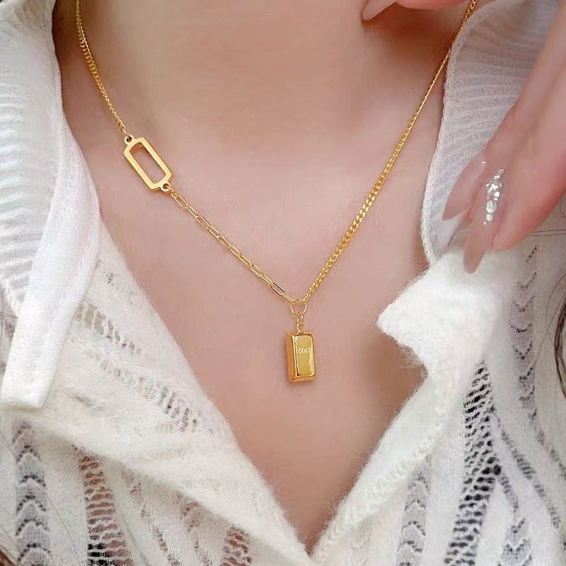 A light luxury style small square brick necklace 2025081102