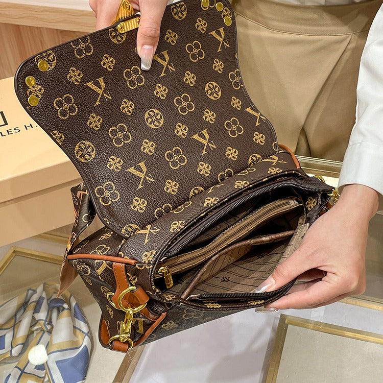 A vintage leather single-shoulder small square bag 2025080816