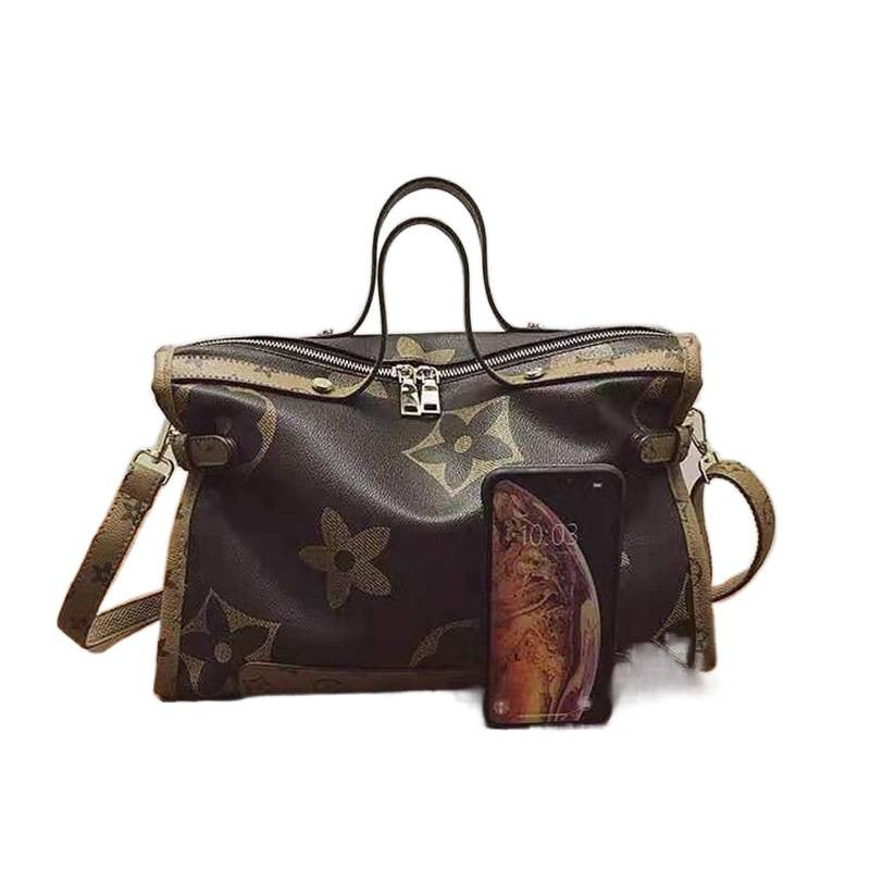 Carrying a large-capacity crossbody bag 2025080802