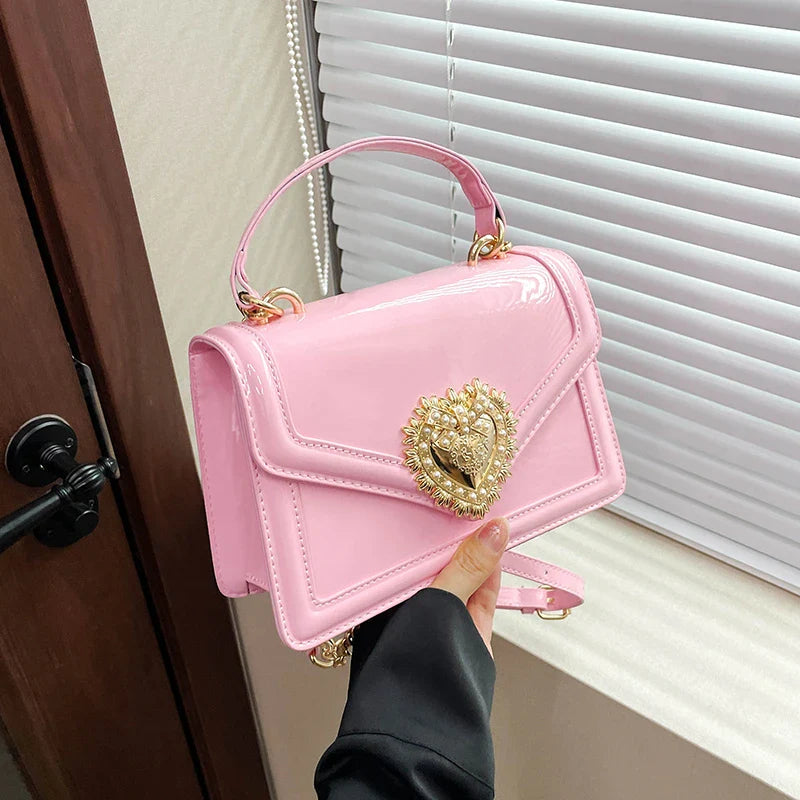 An elegant lady postman's bag 2025073002