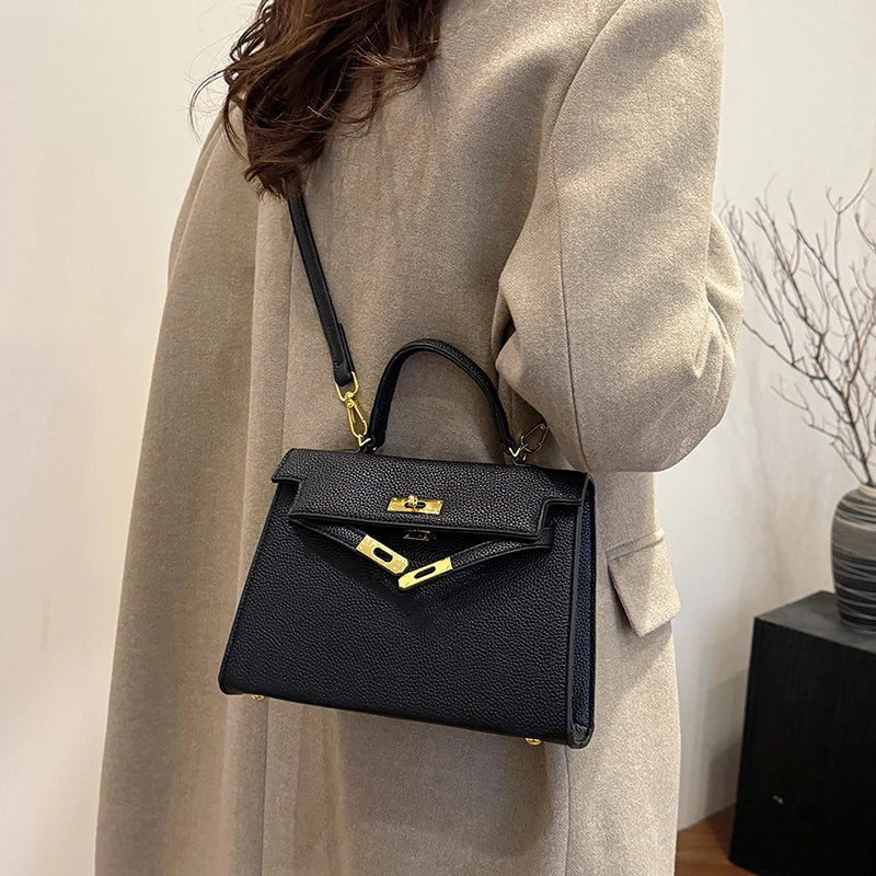 A classic and elegant ladies' handbag 2025072904