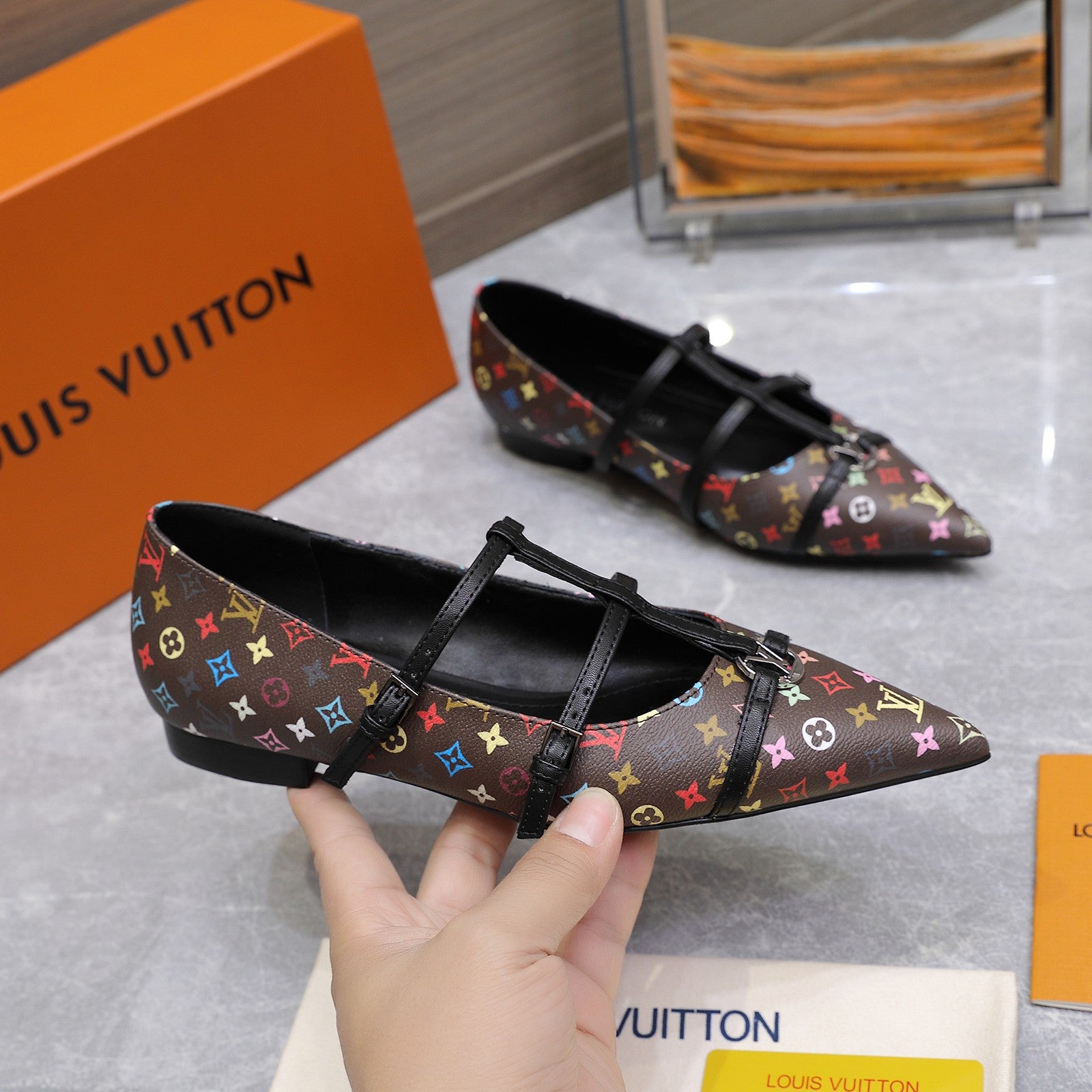 Lvv25ss new pointed-toe flat sandals 0725102306