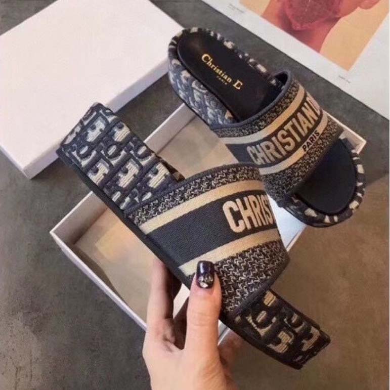 D embroidered platform slides