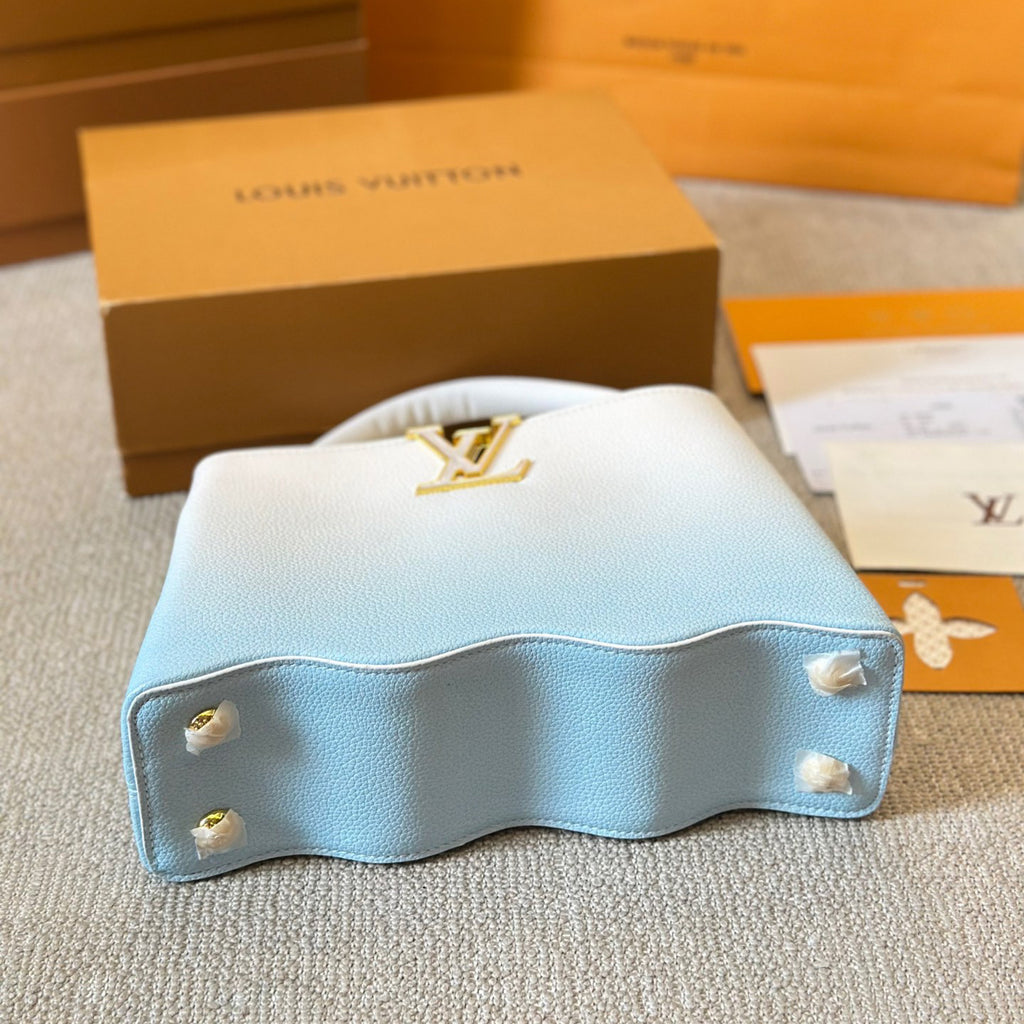 V-Capucines Shell Tote Bag 0724061308