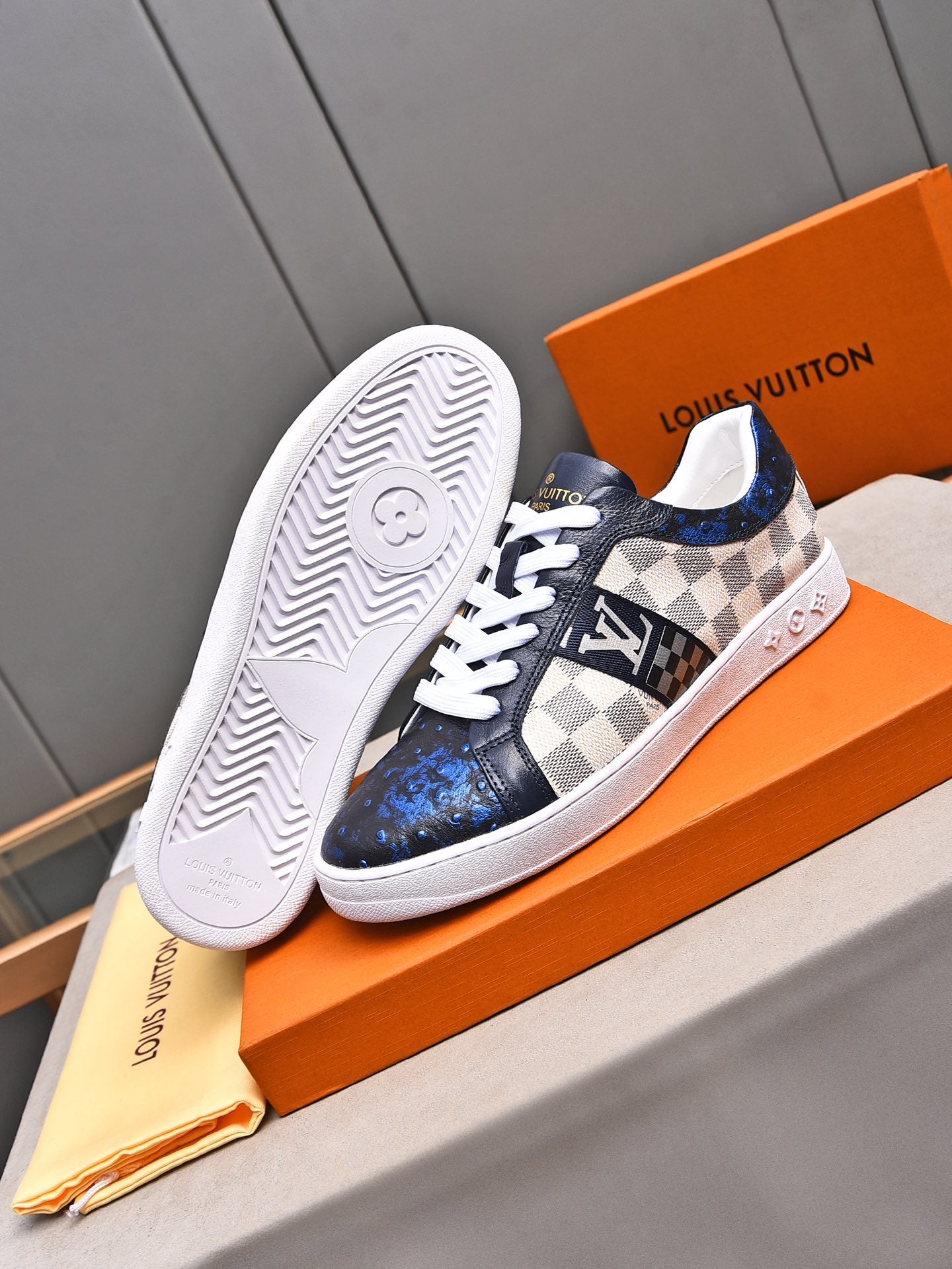 V Fashionable plaid print sneakers 0724101401