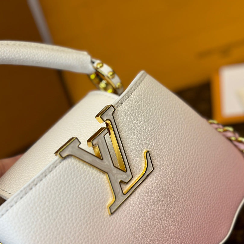 V-Capucines Shell Tote Bag 0724061308