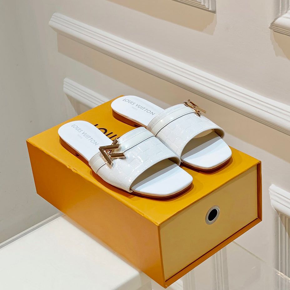 Stylish patent leather flat slippers 1824041113