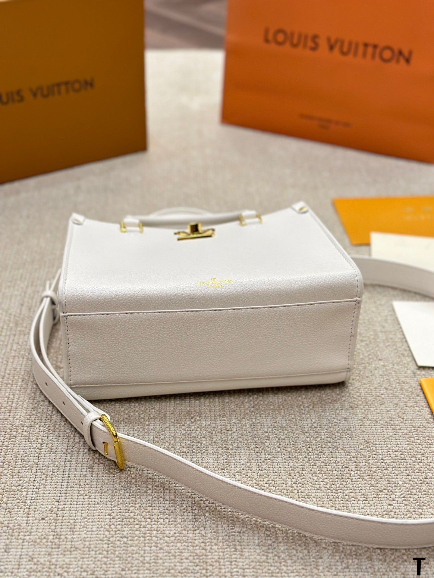 V Fashion LOCK & GO Handbag 0724061304