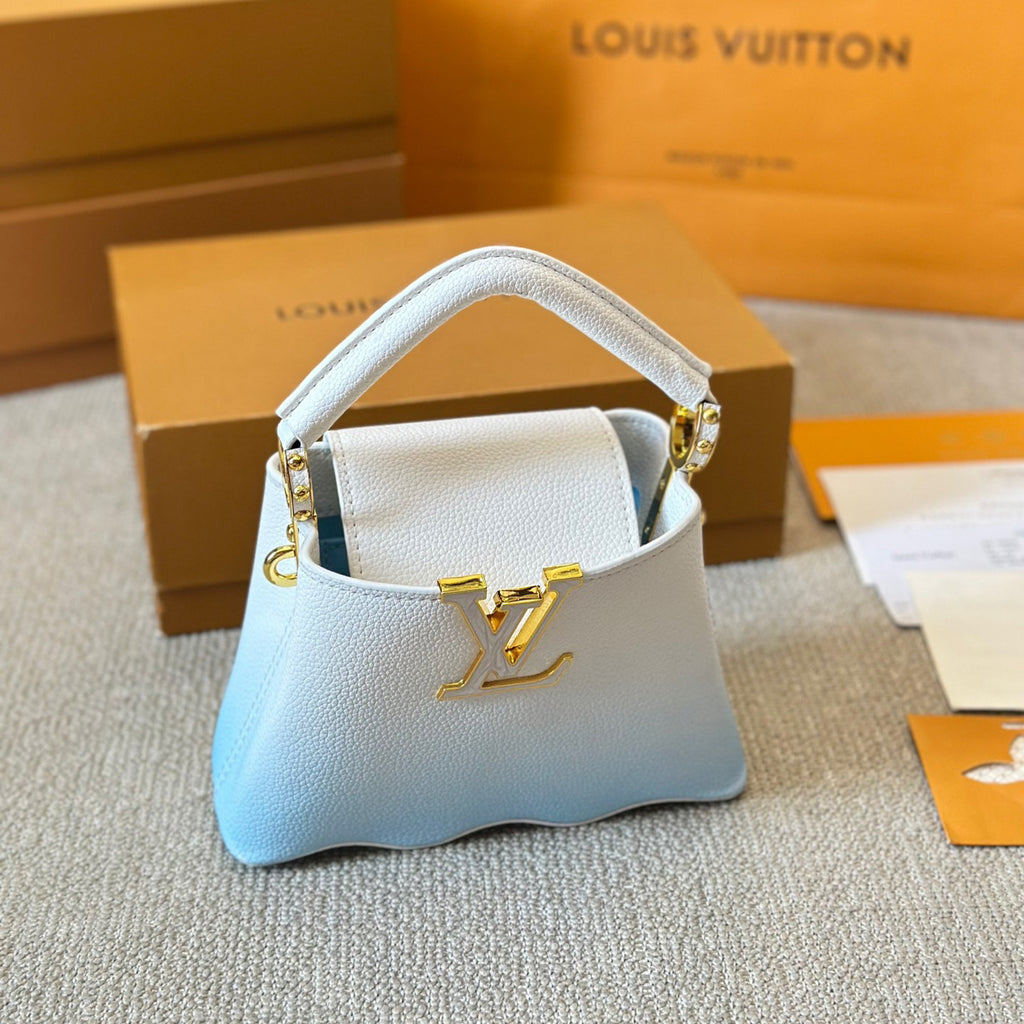 V-Capucines Shell Tote Bag 0724061308