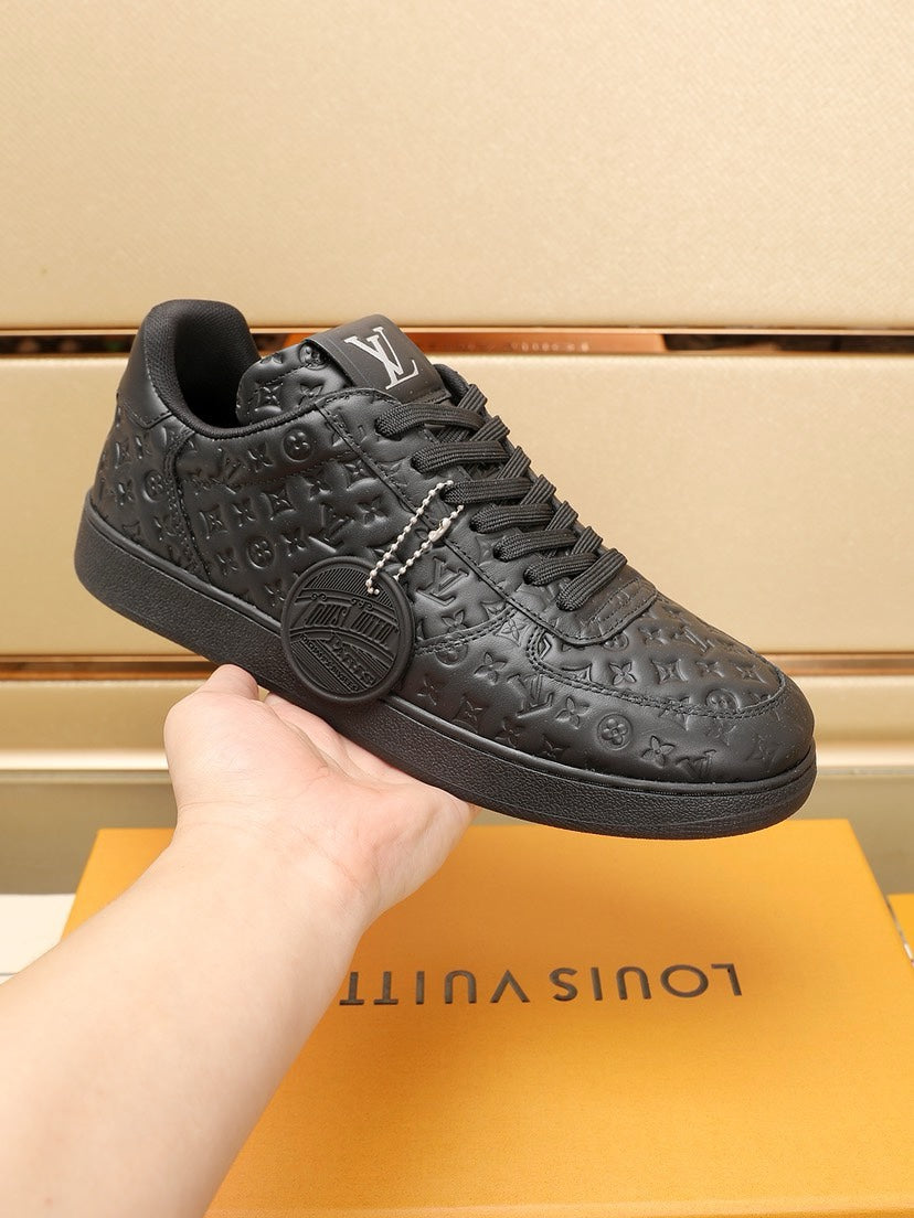 24 New Luxury V Sneakers 0424083005