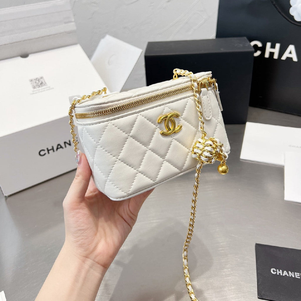 Vanity Case With Chain