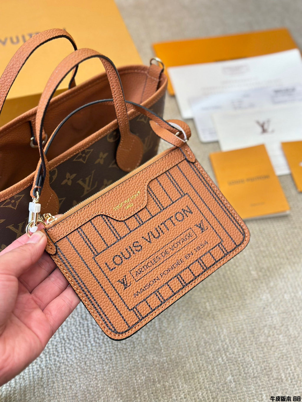 V 24ss new fashion printed handbag 0724101701