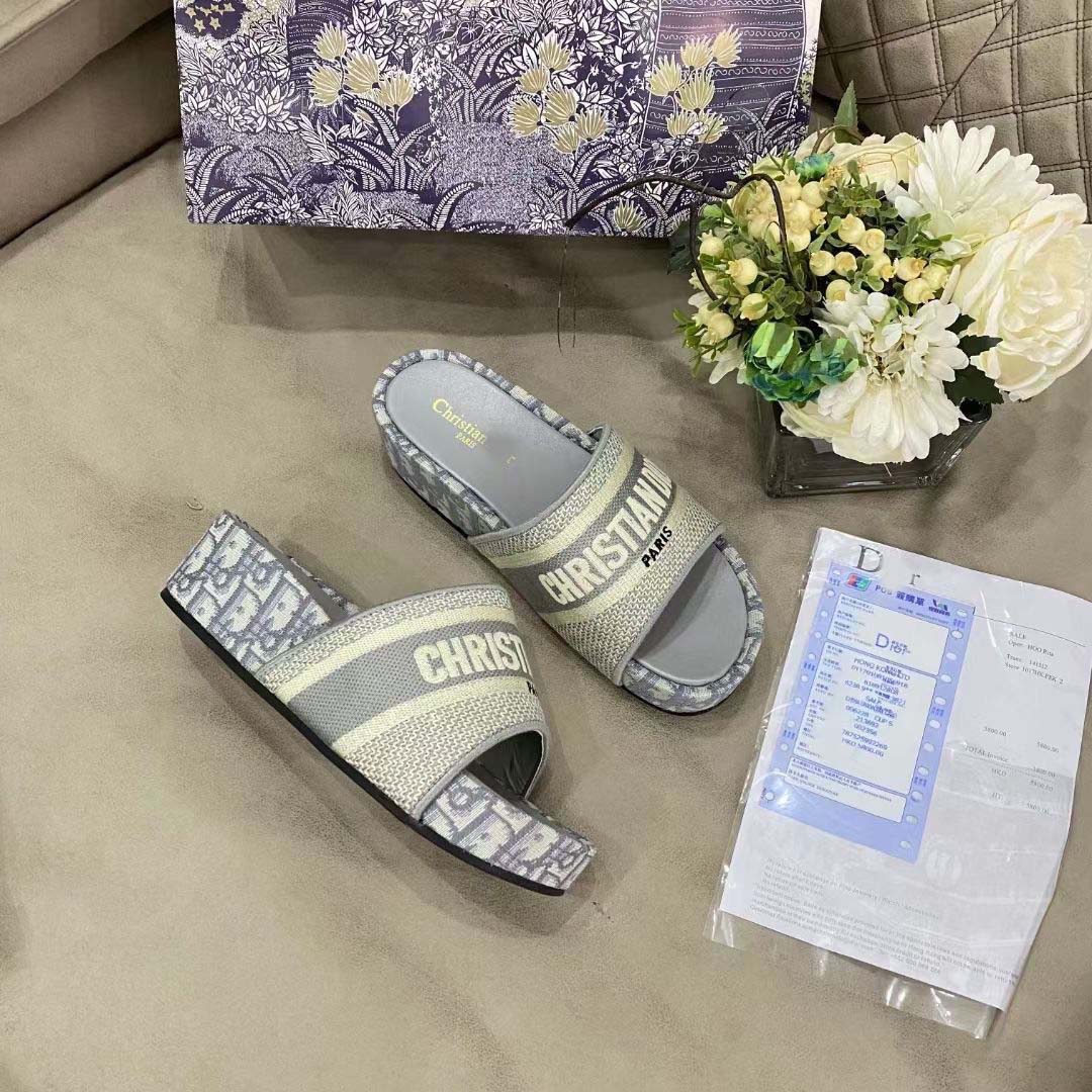D embroidered platform slides
