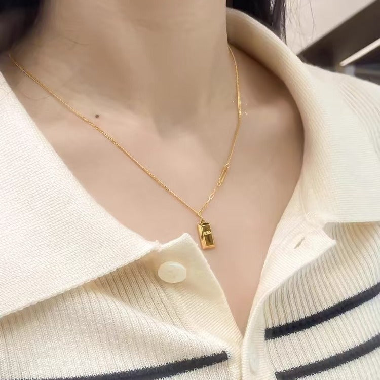 A light luxury style small square brick necklace 2025081102