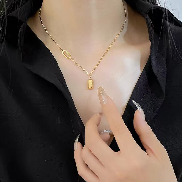 A light luxury style small square brick necklace 2025081102