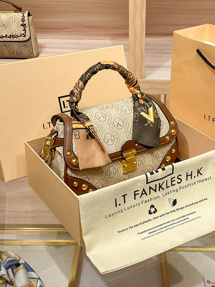 A vintage leather single-shoulder small square bag 2025080816