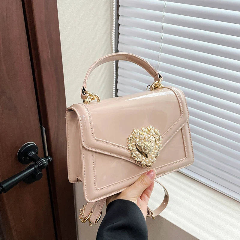 An elegant lady postman's bag 2025073002