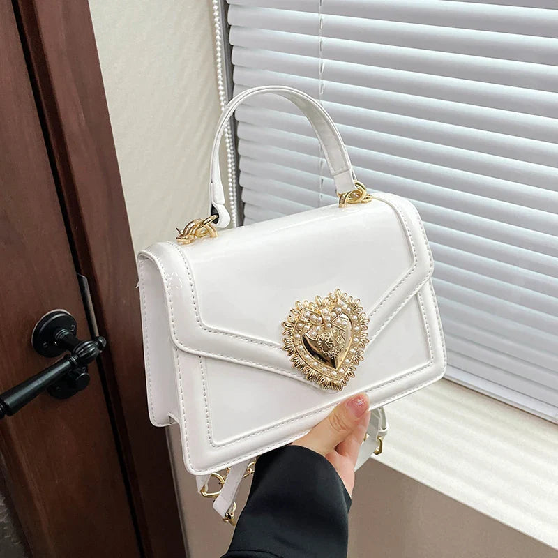 An elegant lady postman's bag 2025073002