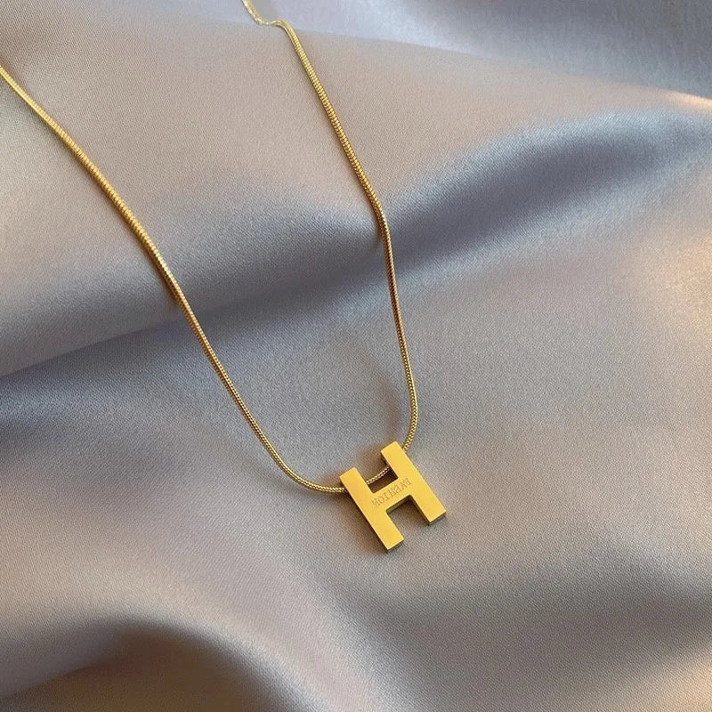Letter H pendant necklace 2025081217