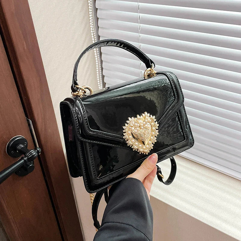 An elegant lady postman's bag 2025073002