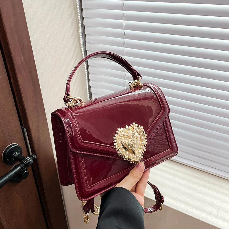 An elegant lady postman's bag 2025073002