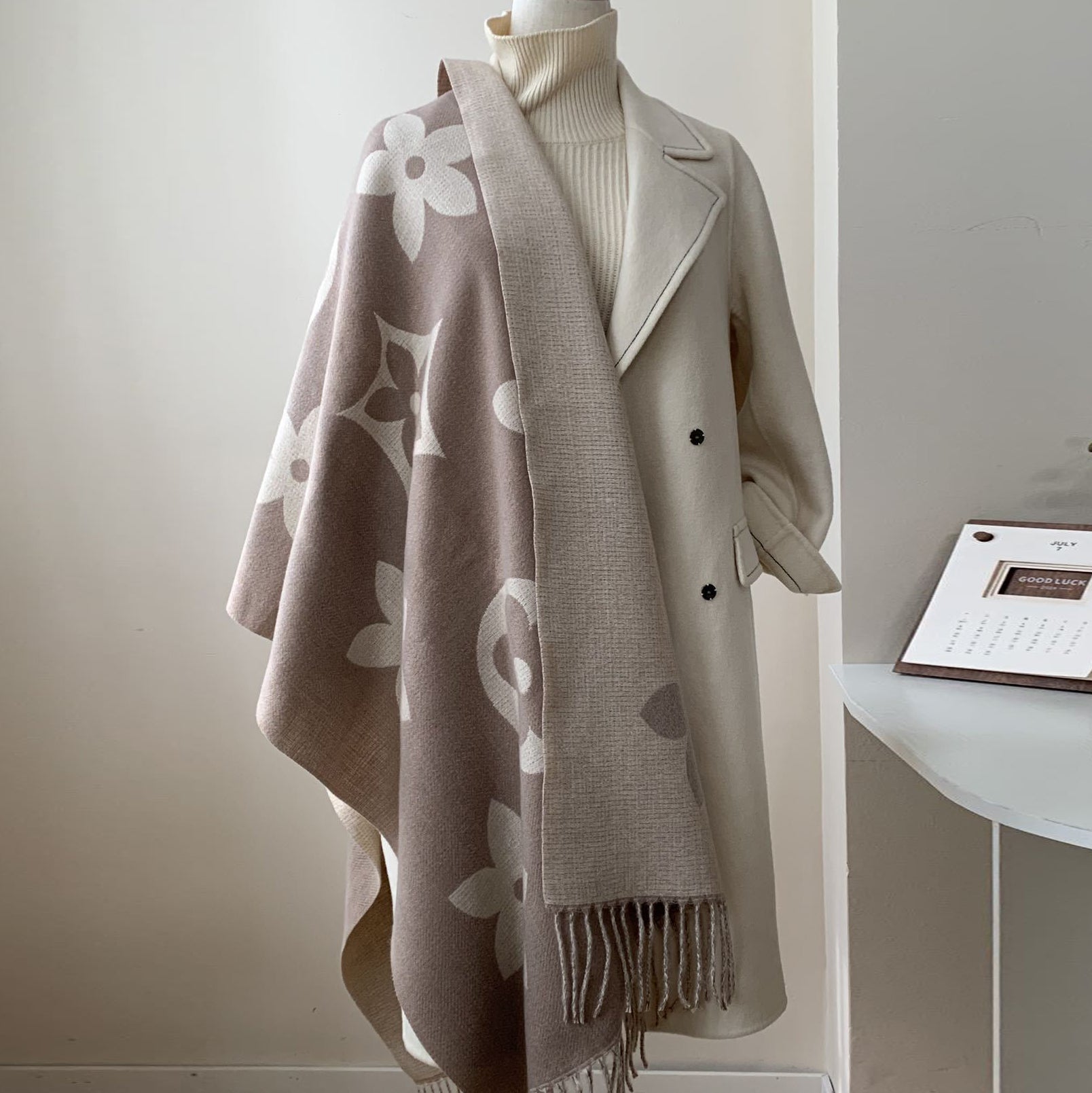 Reversible Shawl-Style Wool and Cashmere Scarf 1025090801