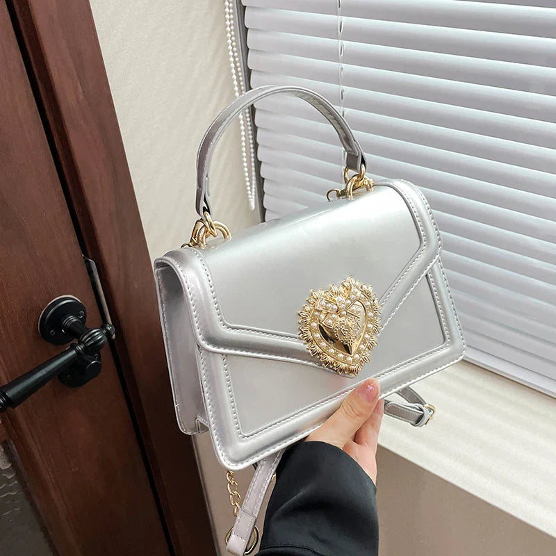 An elegant lady postman's bag 2025073002